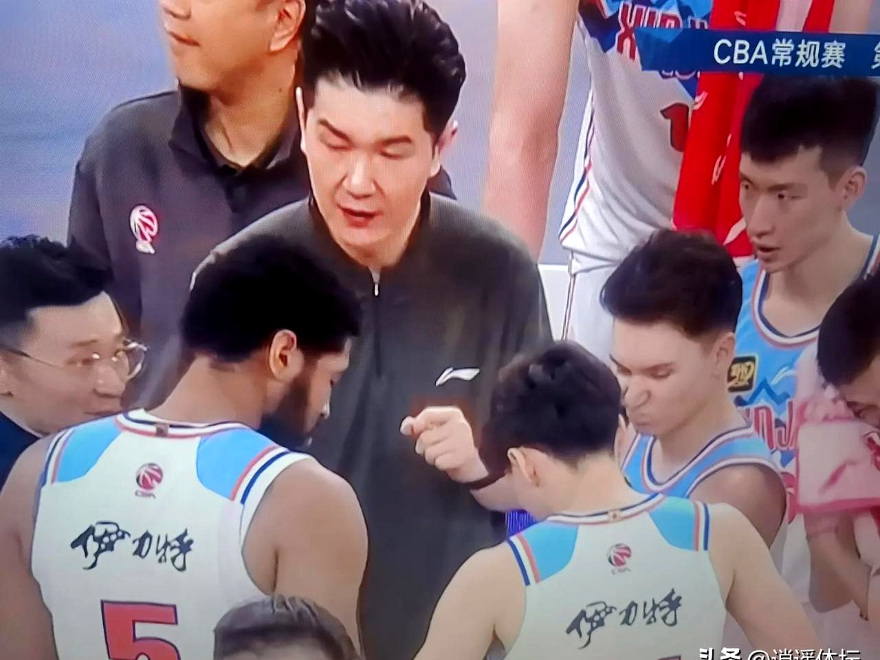 山东男篮迎葡超关键赛，赛后伤情更新，话题不断，更衣室氛围转暖的简单介绍